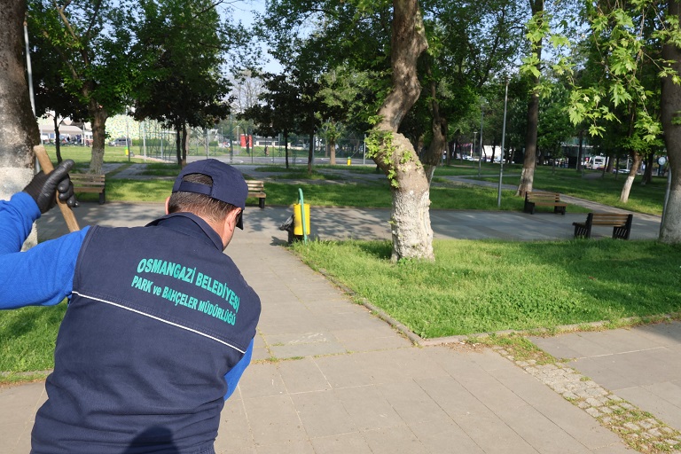 Osmangazi Belediyesi’nden Parklara Günlük Bakım Dokunuşu