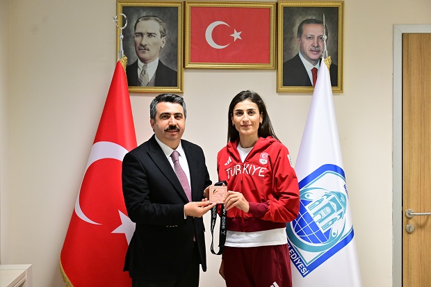 Hatice Kübra Avrupa'da Kürsüde