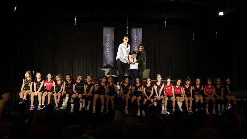 Şahinkayalı Öğrenciler Milli Voleybolcu Kübra Akman ile Buluştu