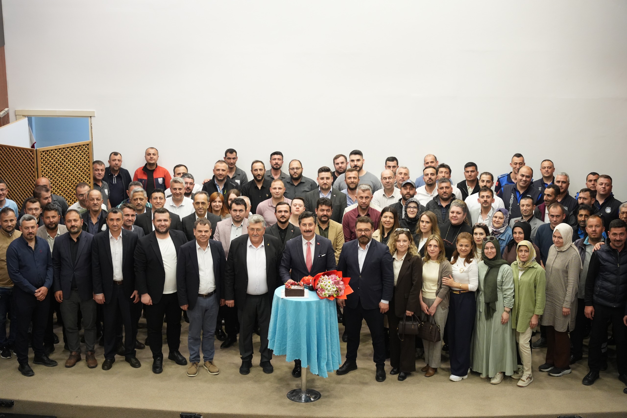 Başkan Ercan Özel'e Bayramlaşma Programında Doğum Günü Sürprizi