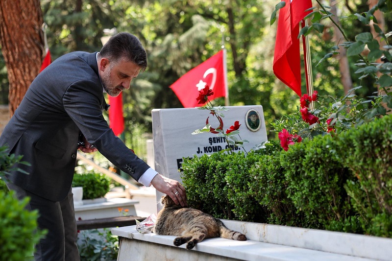Başkan Vekili Şahin Biba’dan Şehitlik ve Esnaf Ziyareti