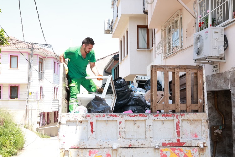 Yıllardır Temizlenmeyen Evden 20 Ton Çöp Çıktı