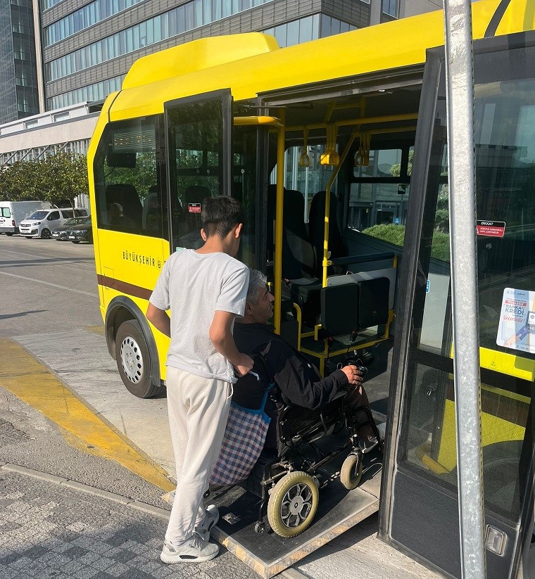 Büyükşehir, Özel Gereksinimli Öğrenciyi Sınava Ulaştırdı