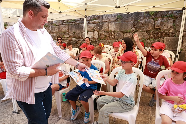 Osmangazi Belediyesi Çocuklara Kitap ve Tarih Sevgisi Aşılıyor