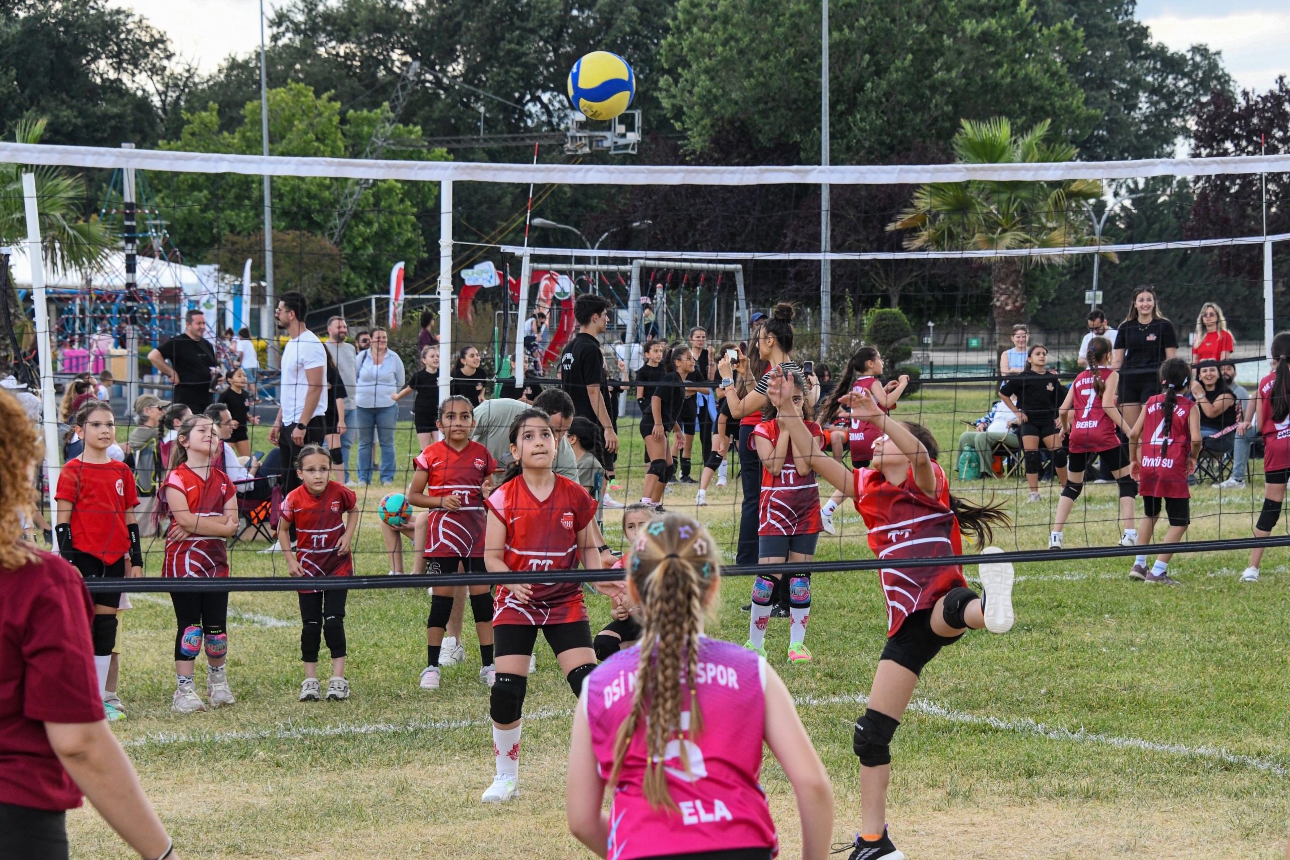 Mini Voleybol Şenliği’nde Çocuklar Madalyalarını Aldı