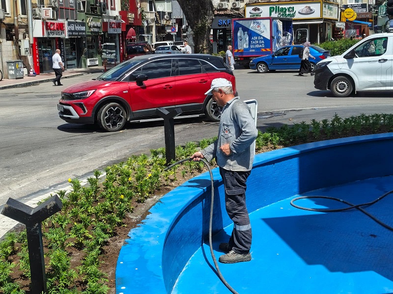 Gemlik’te Saat Kulesi ve Havuz Çevresinde Yenileme Çalışmaları