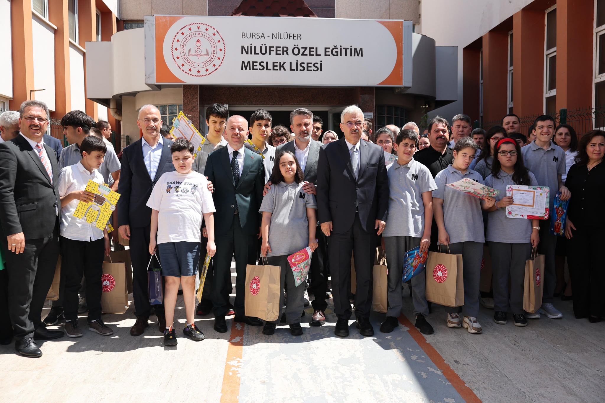 Bursa'da 615 Bin 880 Öğrenci Karnelerini Aldı, Yaz Tatili Başladı