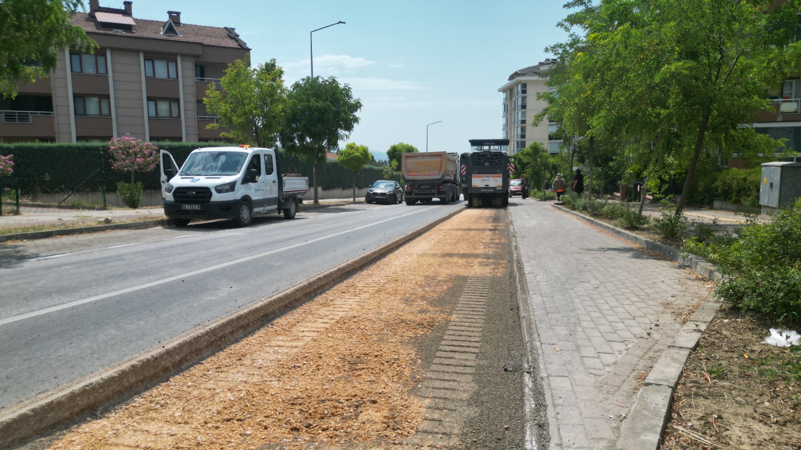 Büyükşehir Üçevler Mahallesi’nde Asfalt Yeniliyor