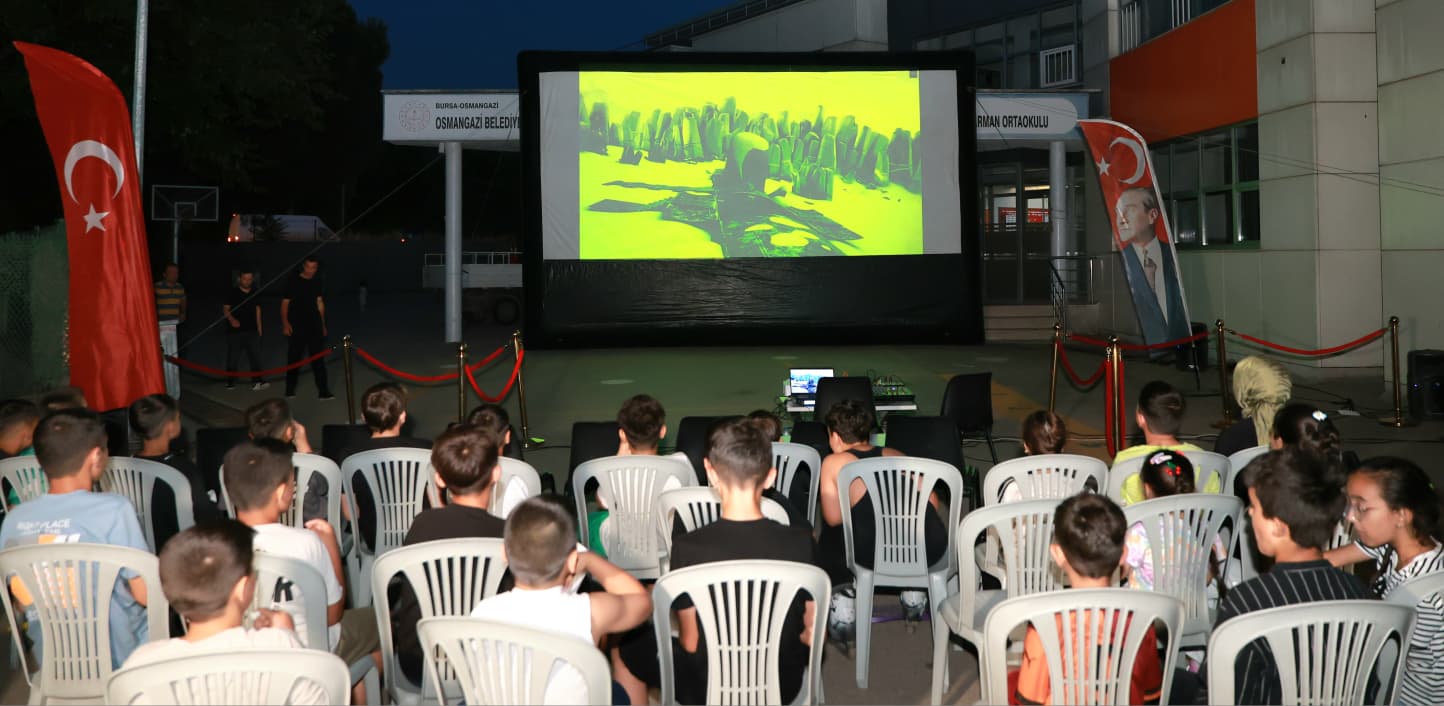 Osmangazi Belediyesi Çocuklara Yazlık Sinema Keyfi Yaşatıyor