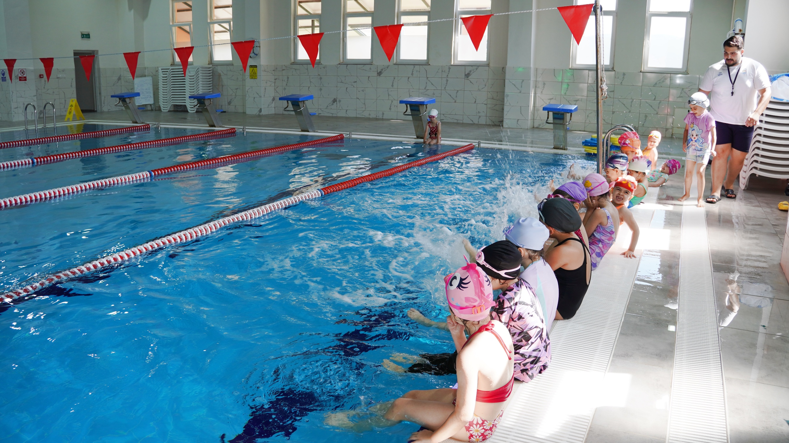 ​İznik Belediyesi Yaz Yüzme Kursları 506 Öğrenciyle Başladı