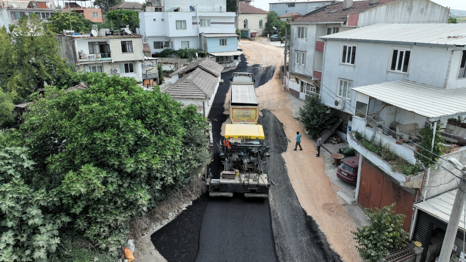 Karacabey'in Yenikaraağaç Mahallesi'nde Yollar Yenileniyor