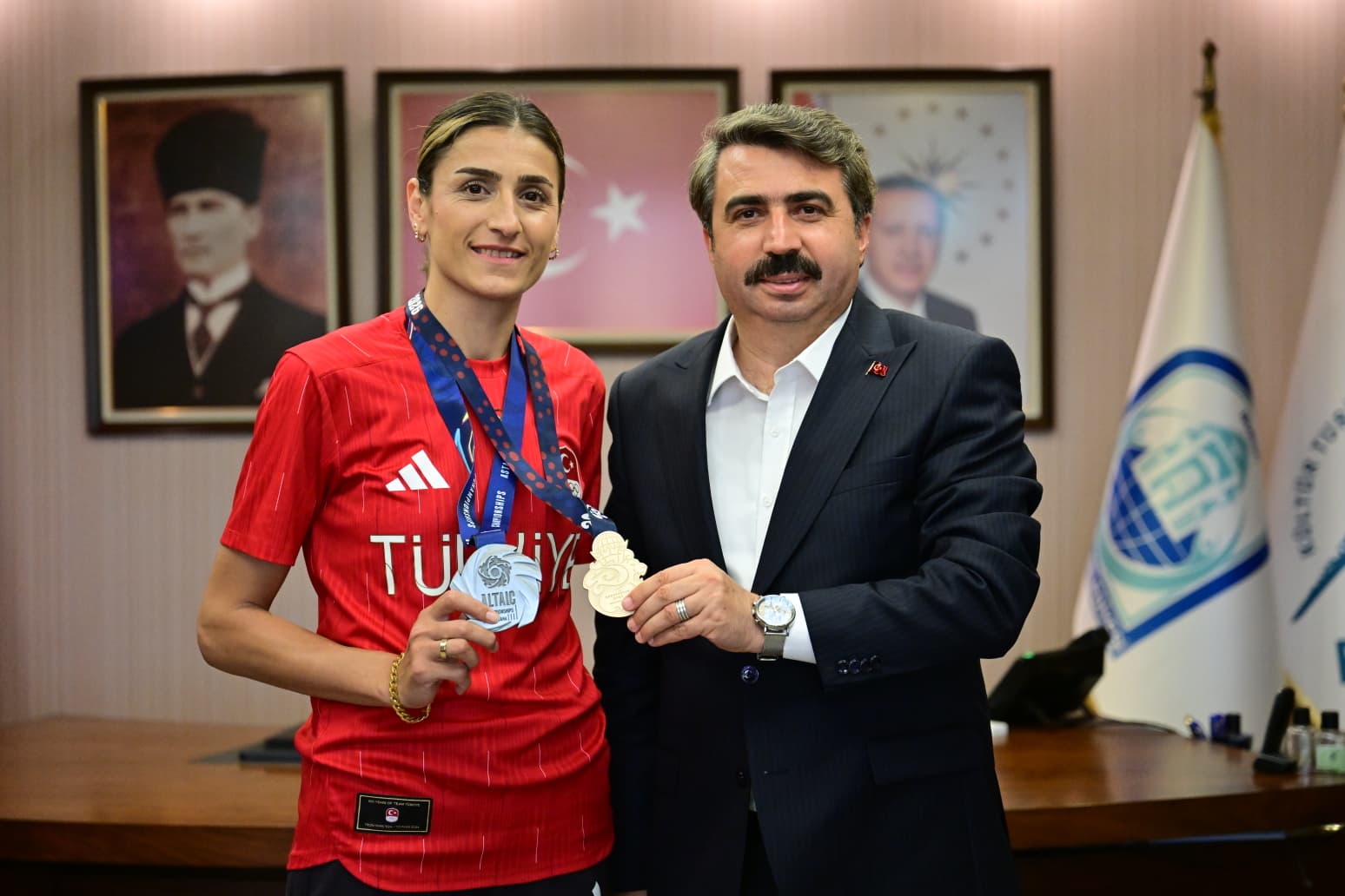 Milli Tekvandocu Hatice Kübra İlgün Madalya Sevincini Yıldırım Belediye Başkanı Oktay Yılmaz'la Paylaştı