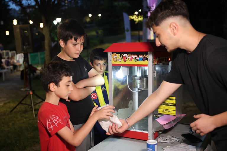Osmangazi’de Çocuklar Yaz Akşamlarını Sinemayla Renklendiriyor