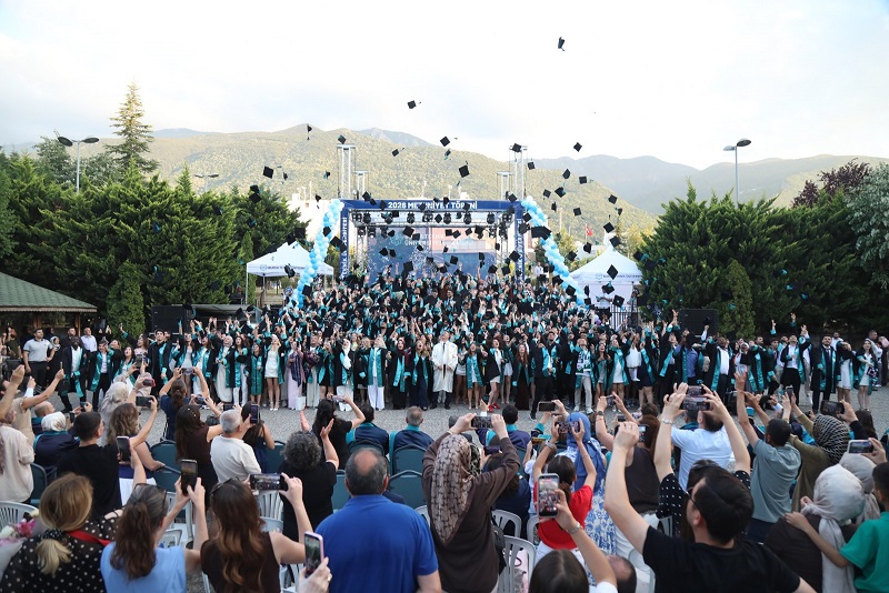 BTÜ 2026 Yılı Mezunlarını Uğurladı