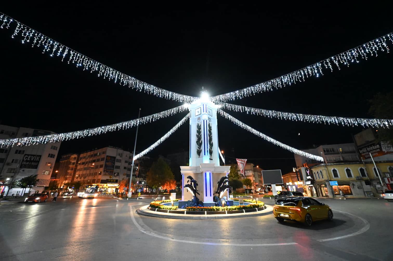 Gemlik Meydanı Işıl Işıl