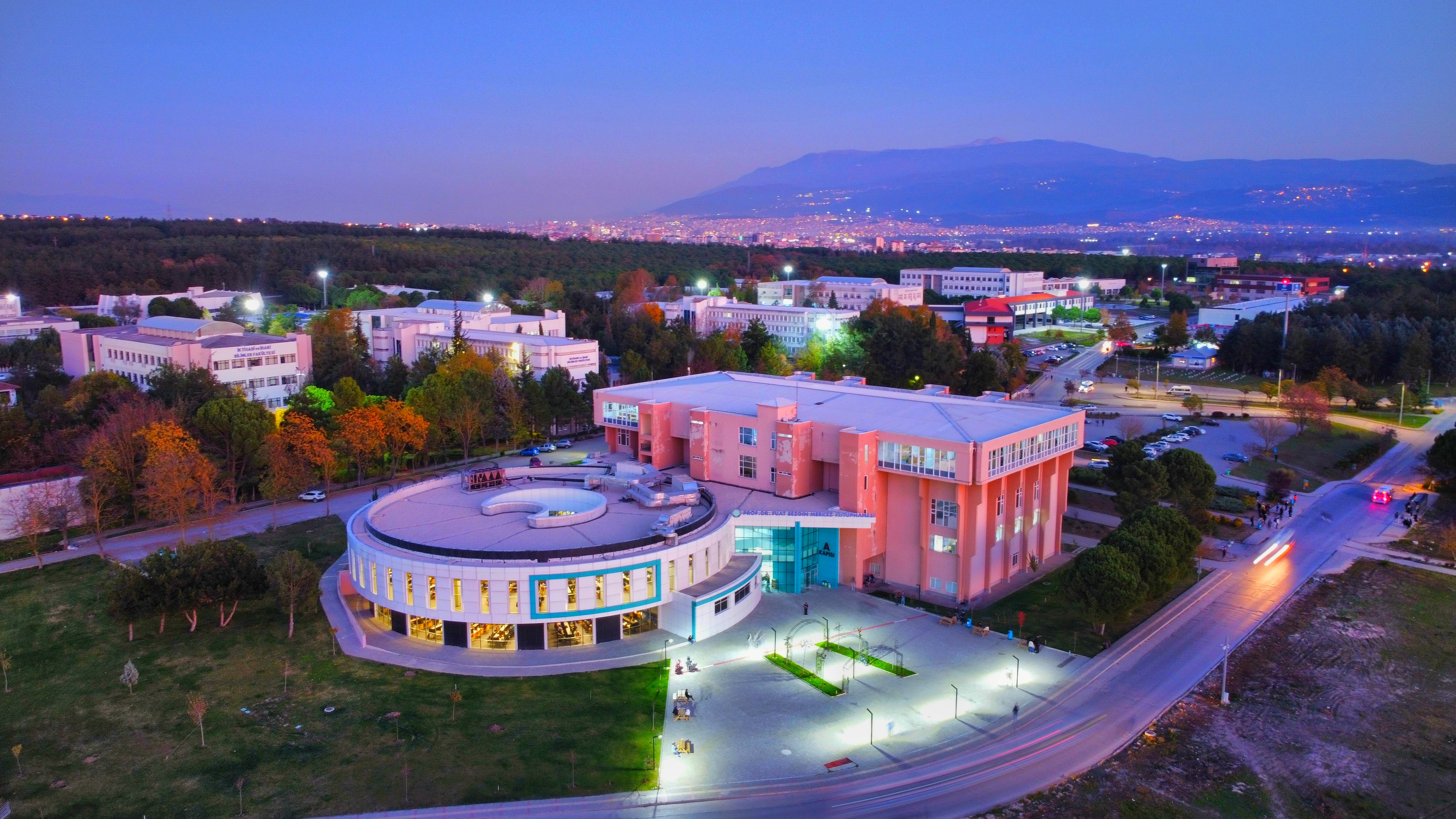 BUÜ, Türkiye’nin En İyi 18 Üniversitesi Arasında Yer Aldı