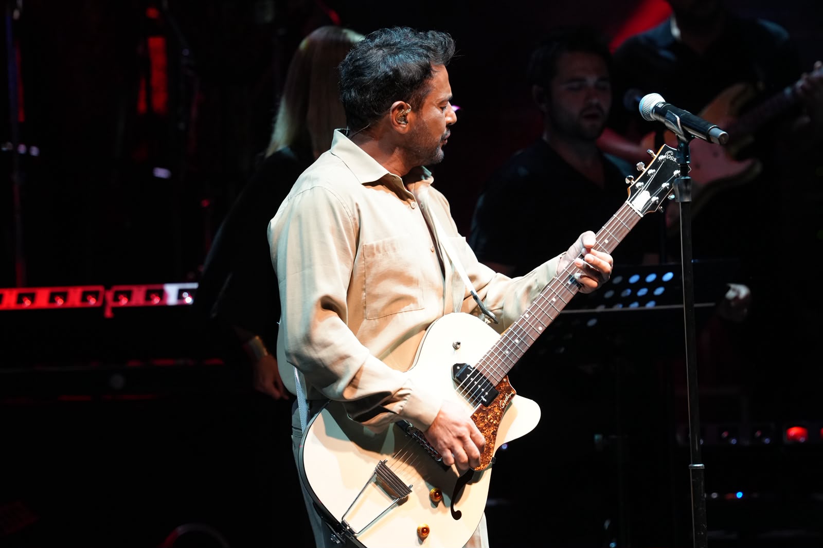 Açıkhava'da Emre Altuğ'dan Müzik Dolu Gece
