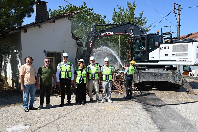 Karacabey Belediyesi'nden Metruk Yapılara Geçit Yok