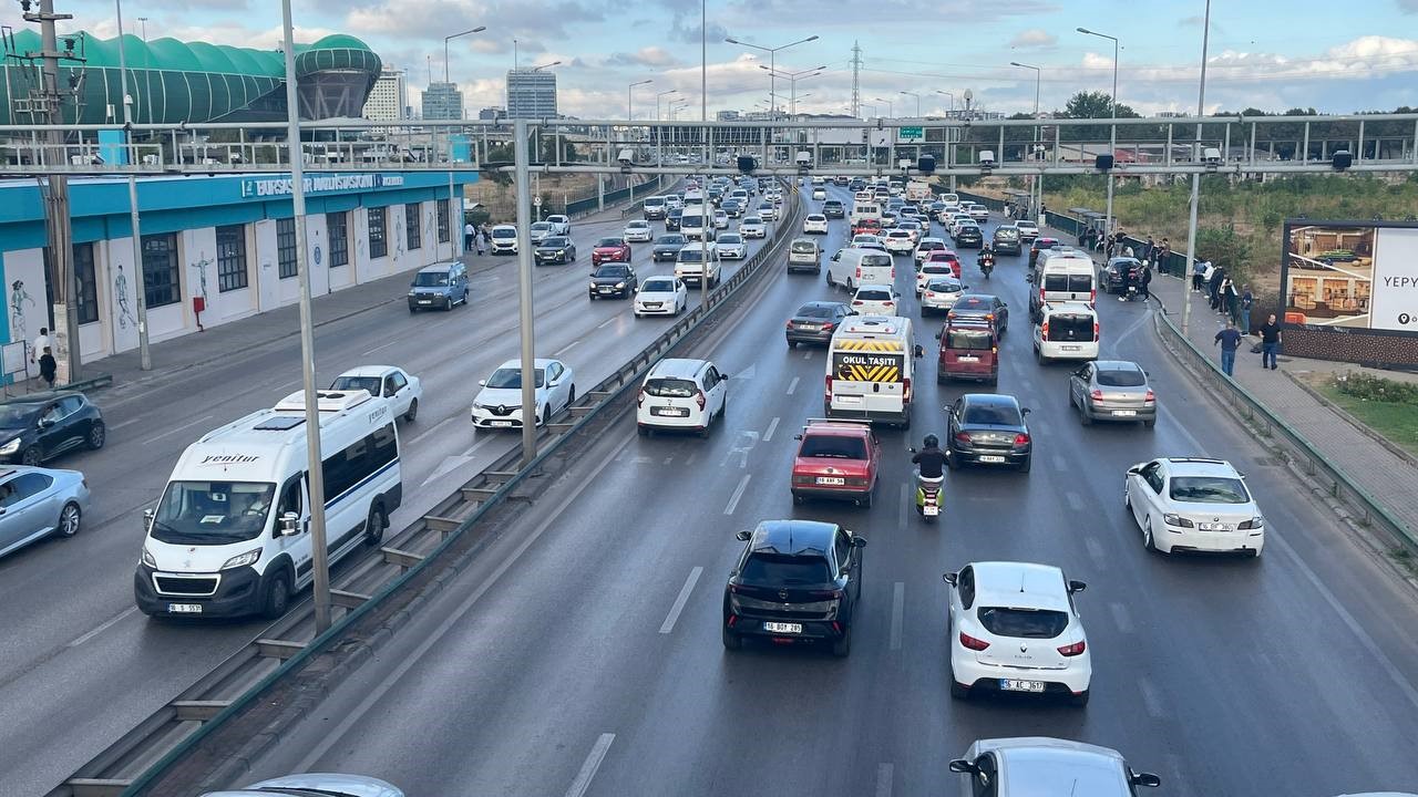 Bursa’da okullar açıldı, trafik yoğunluğu oluşmadı
