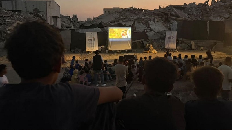 Gazze’de Yıkımın Ortasında Çocuklar İçin Gezen Sinema