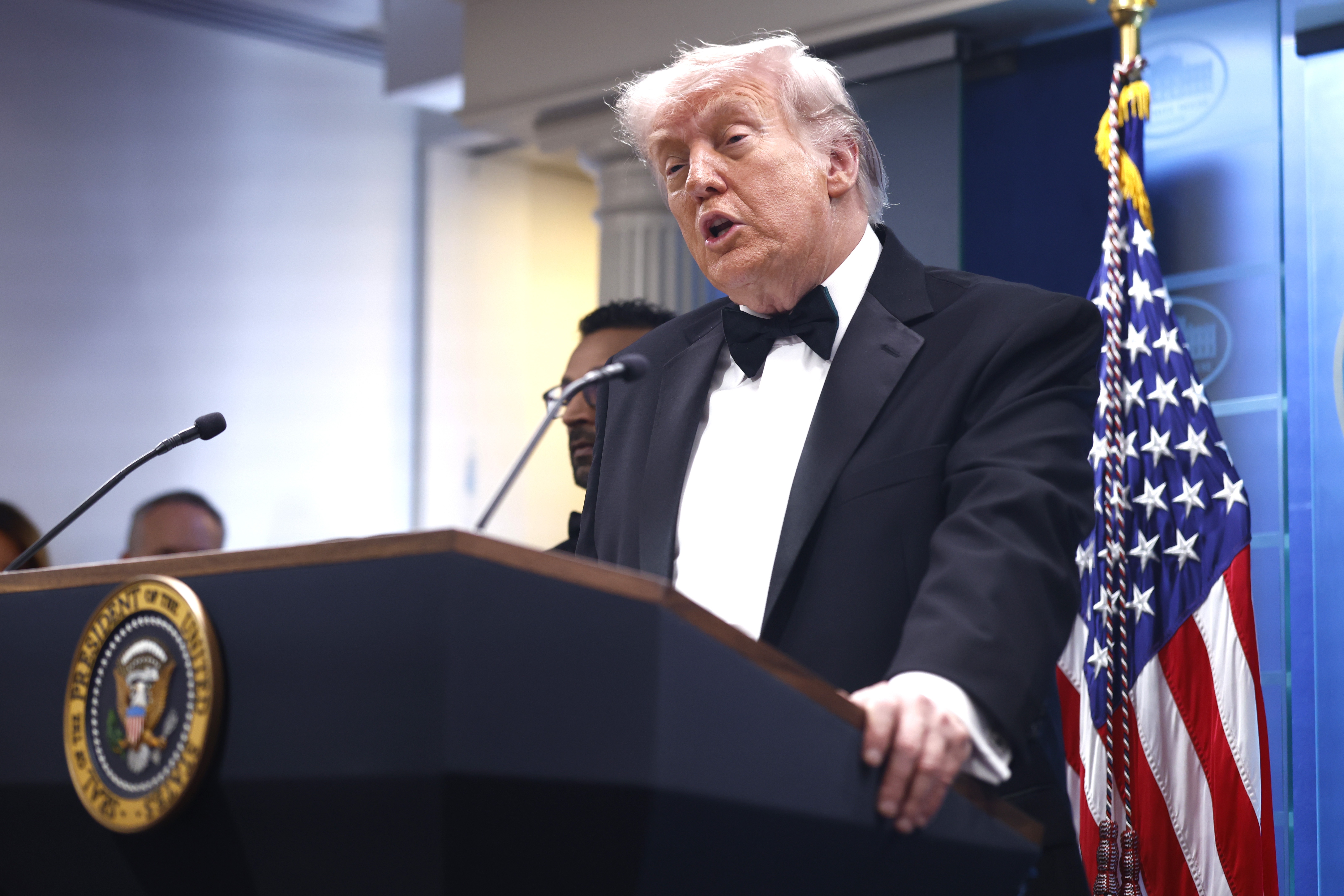 Trump: İran anlaşmak istiyor, tazminat ödeyecek