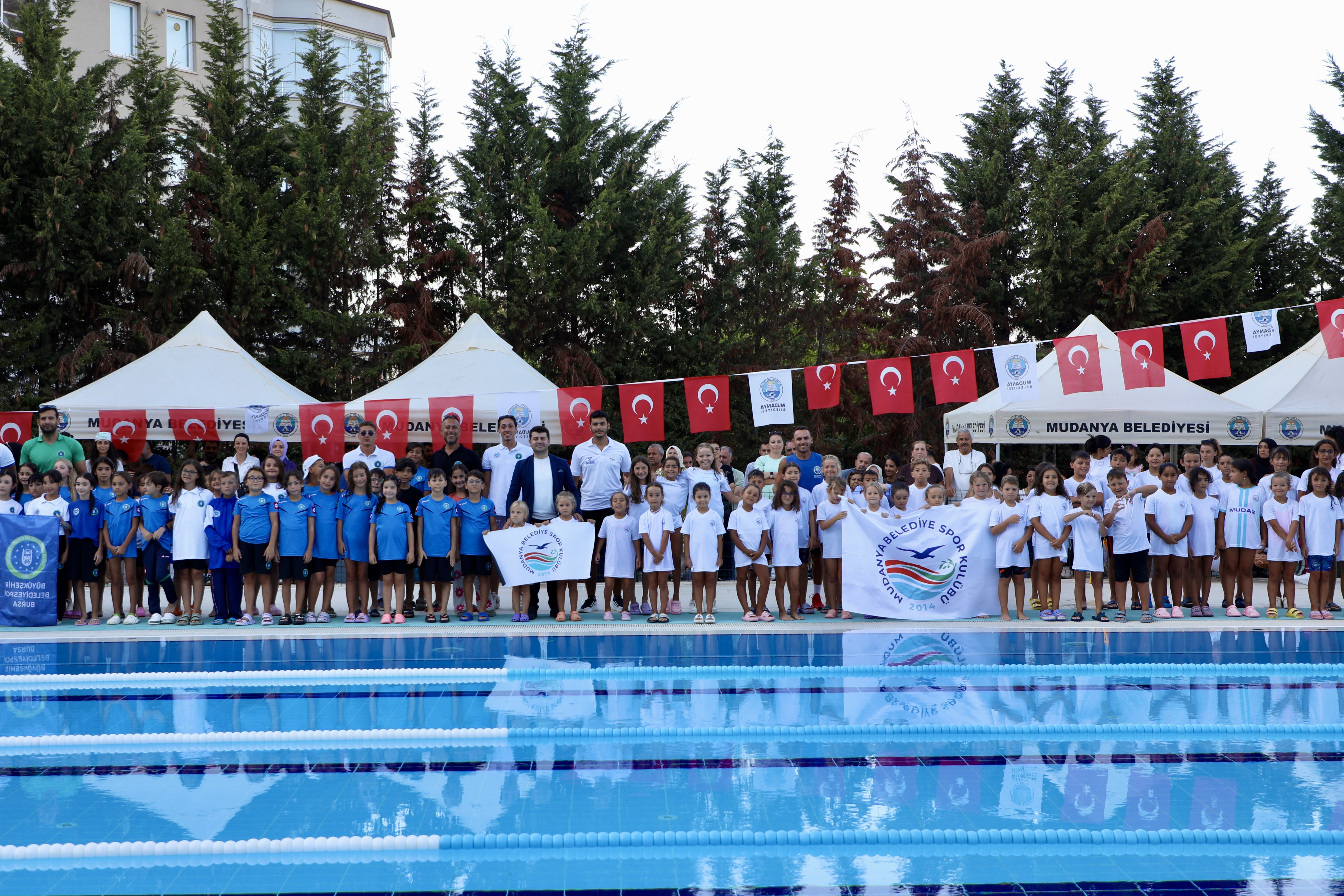 Mudanya'nın minik yüzücüleri madalyaları topladı