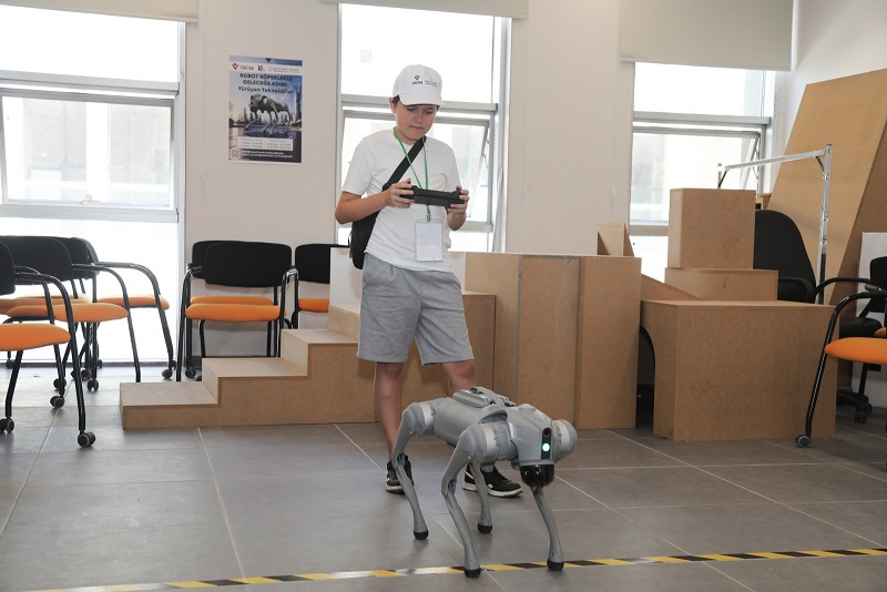 Ortaokul ve Lise Öğrencileri BTÜ'de Robotlarla Tanıştı