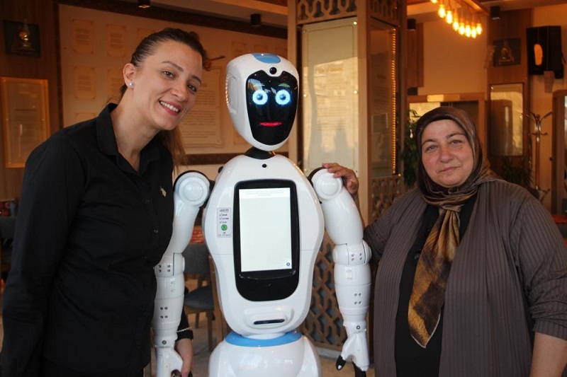 Erzurumlular Robot Şukufe'yi Çok Sevdi: "Ağzı Olsa Cağ Kebabı Yiyecek"
