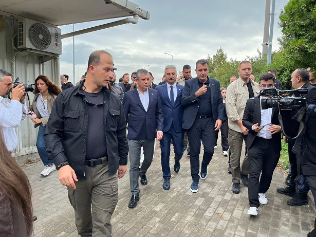 Özgür Özel ve Yeni Parti Heyeti Mustafa Bozbey’i Cezaevinde Ziyaret Etti