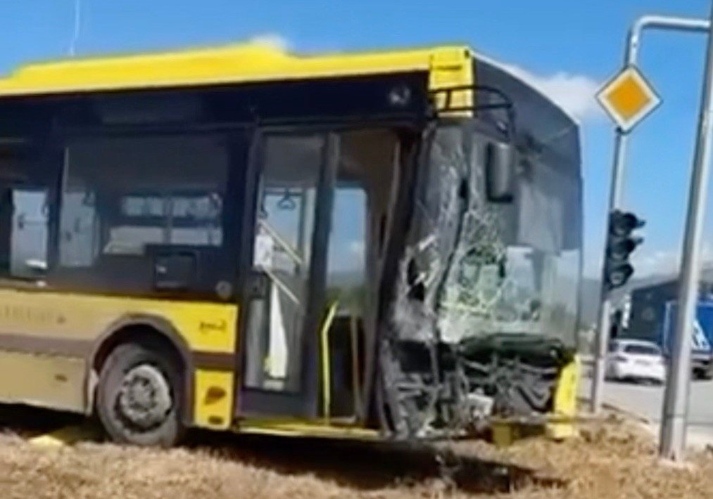 Gemlik’te Belediye Otobüsü Trafoya Çarptı