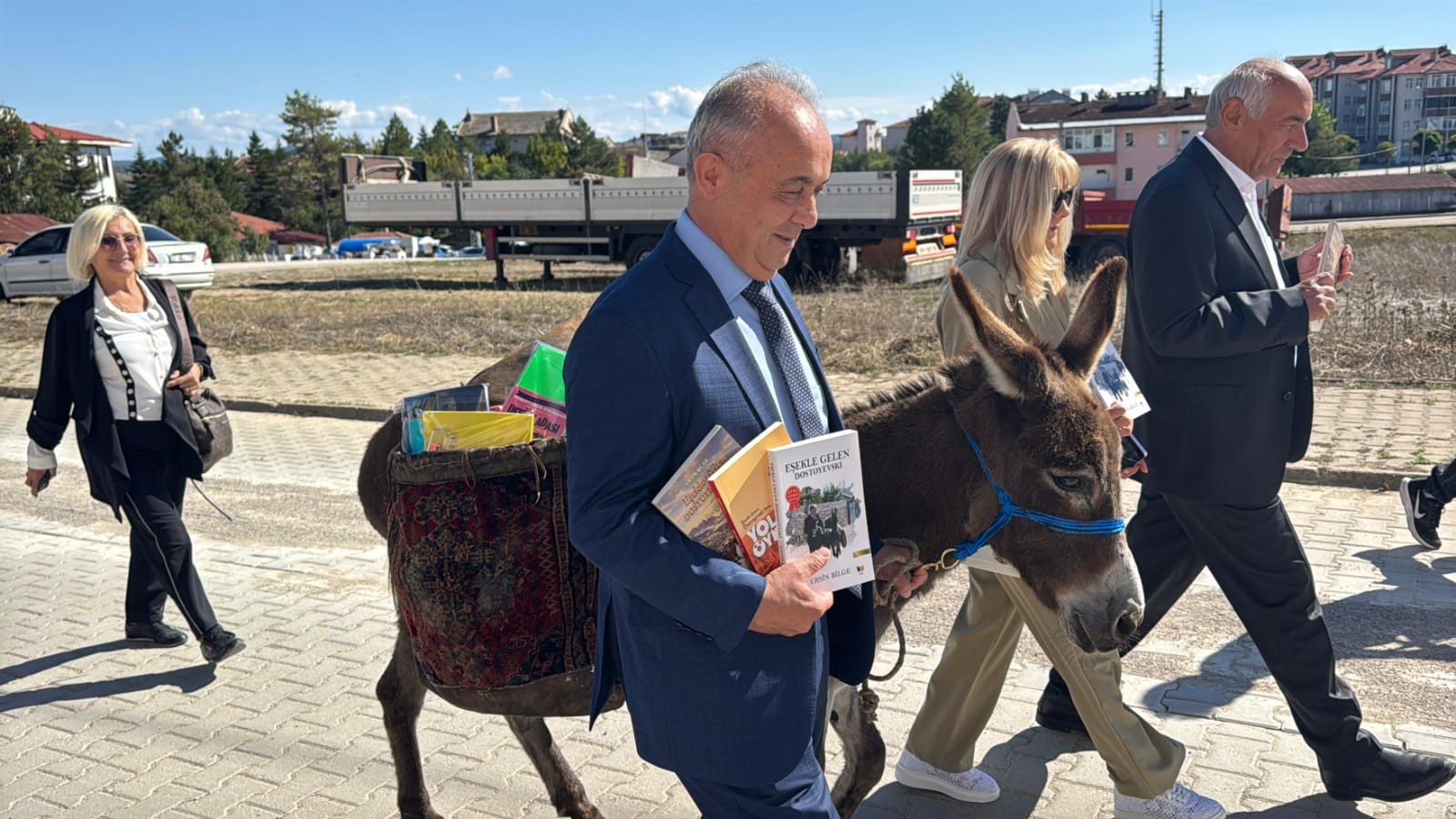 Eşeğiyle Kitap Taşıyor, Köy Çocuklarının Hayallerine Işık Oluyor