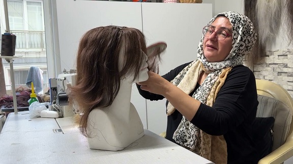 12 Yaşında Saçlarını ve Kulaklarını Kaybetti, Şimdi Kadınlara Umut Oluyor