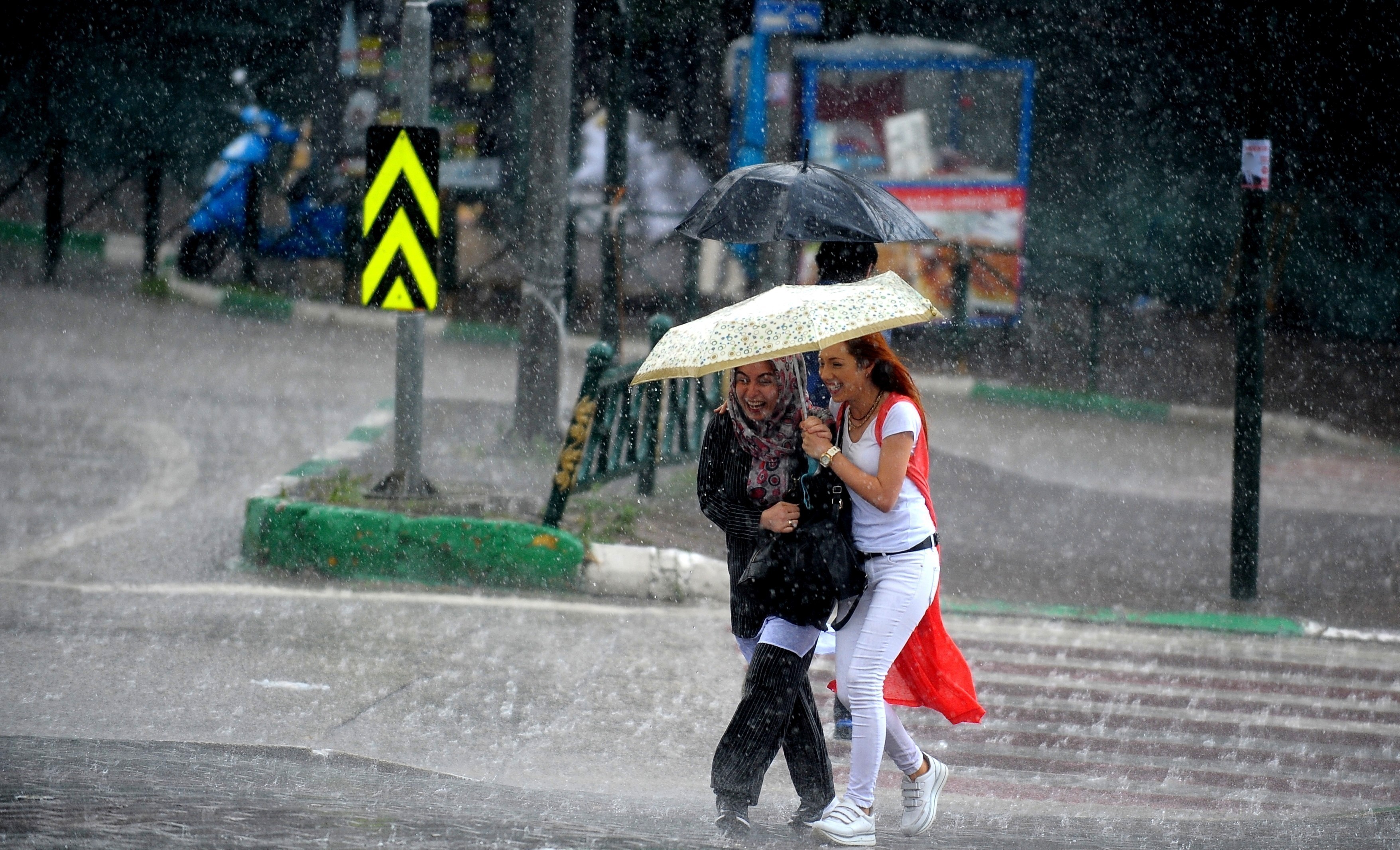 Meteorolojiden kuvvetli sağanak ve fırtına uyarısı