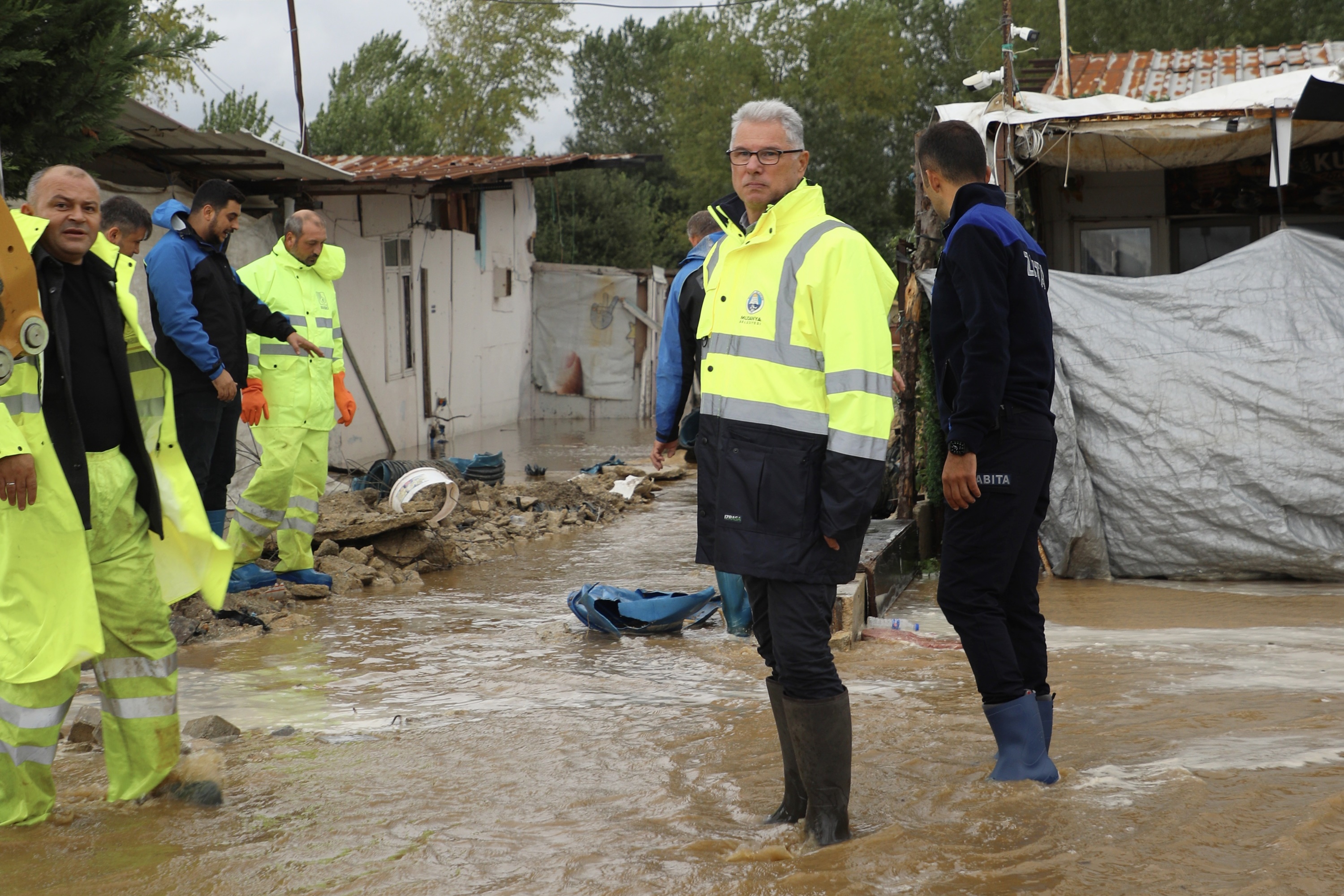 Esence ve Yalıçiflik'te Sağanak Sonrası Taşkın Müdahalesi
