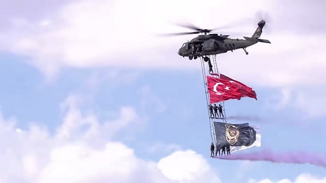 Polislerin yerli helikopterle Türk bayraklı şovu hayran bıraktı