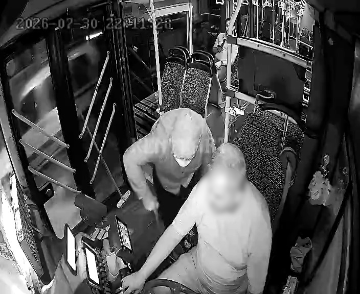 Gelen şikayetler üzerine yaşlı adam kılığına girip halk otobüslerini denetledi