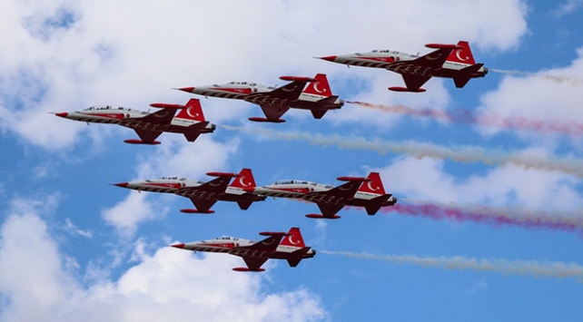 Gökyüzünün asil kartalları SOLOTÜRK tarihin sıfır noktasında vatandaşlara unutulmaz anlar yaşattı