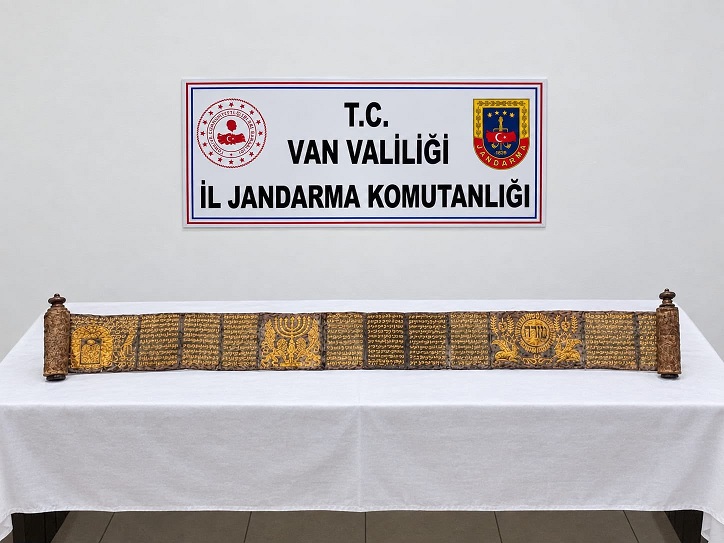 Van'da jandarmadan tarihi eser operasyonu: Altın yaldız işlemeli Tevrat ele geçirildi