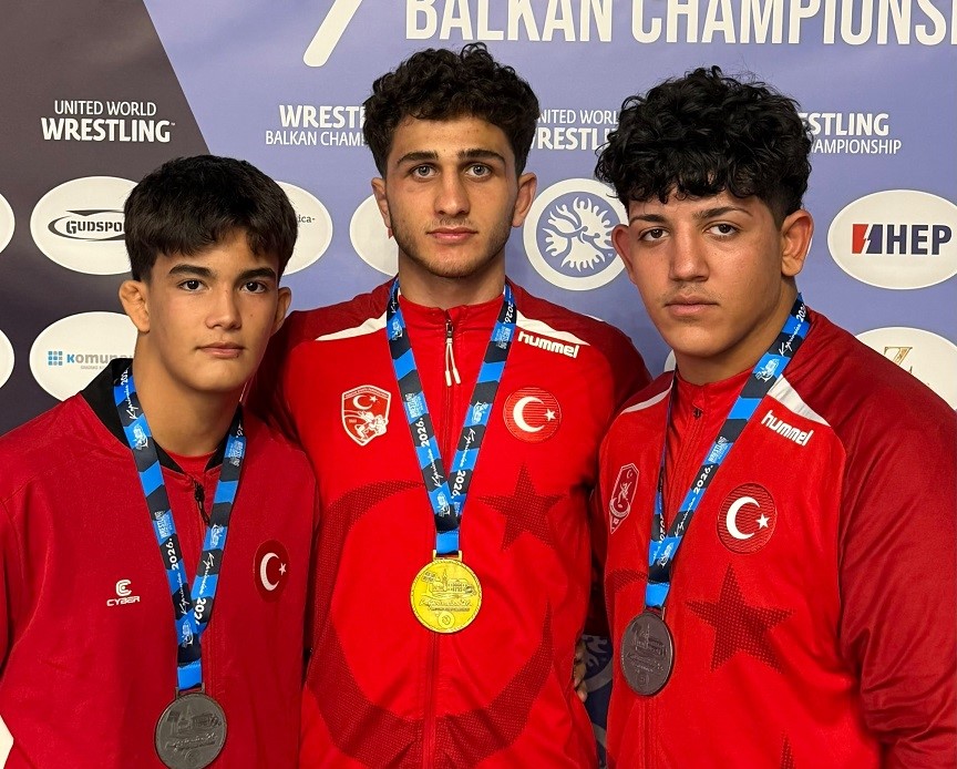 Büyükşehir Belediyesporlu güreşçilerden 3 madalya