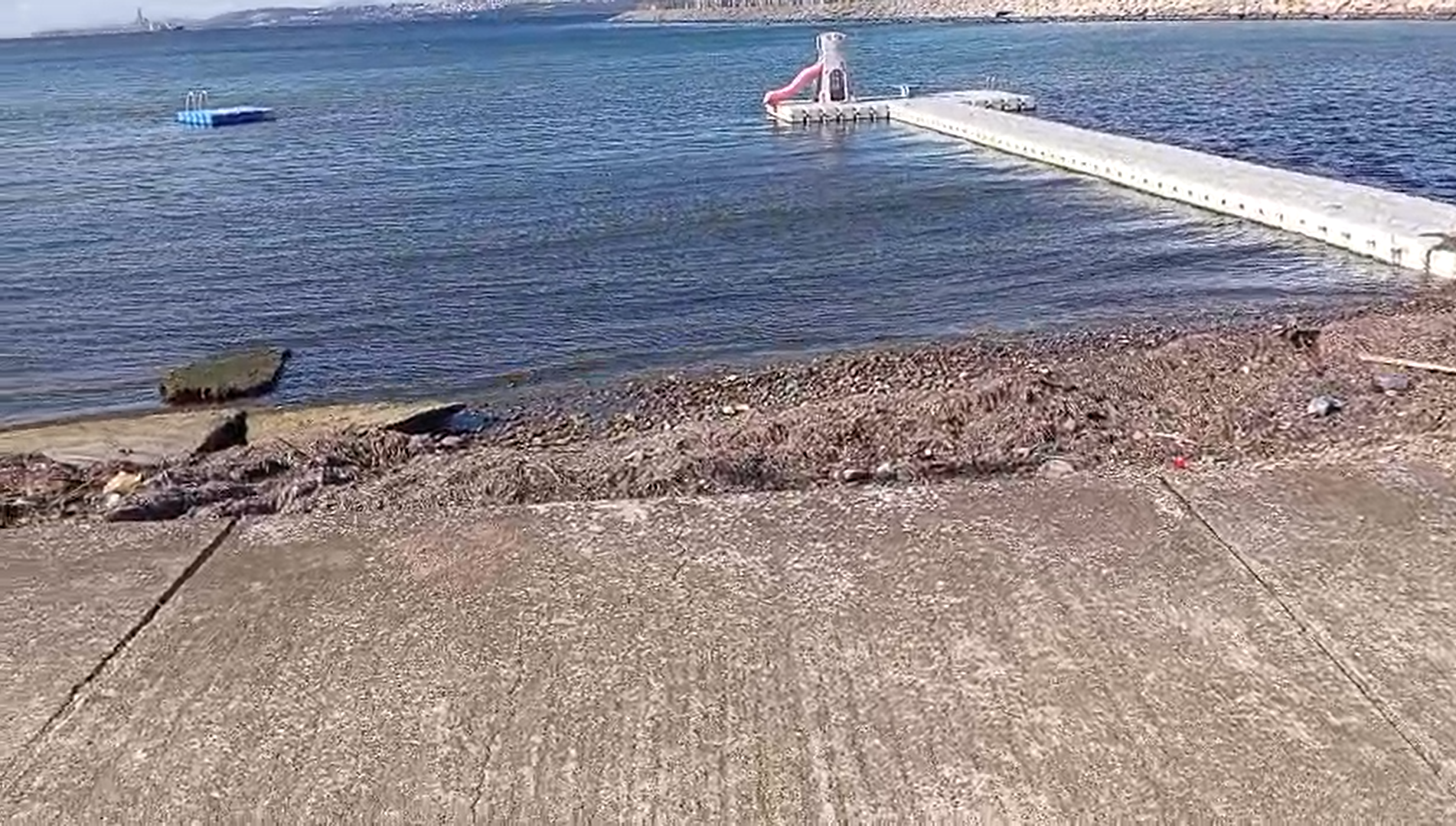 Yalova'da Denize Kırmızı Su Karıştı