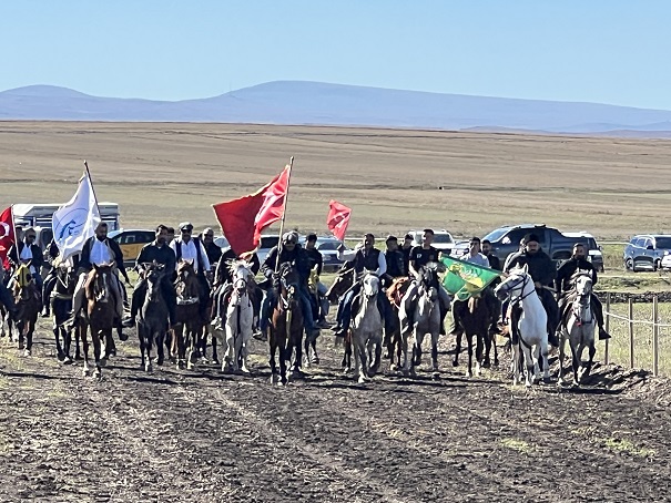 Kars'ta rahvan atlar nefes kesti: Geleneksel yarışlara yoğun ilgi
