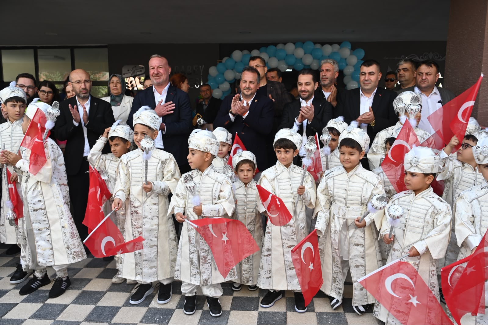 Karacabey'de Çifte Bayram: Mihaliç Düğün Salonu Çocuk Neşesiyle Açıldı