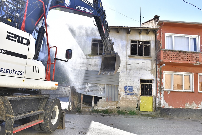 Yenişehir'de metruk binalar tek tek yıkılıyor
