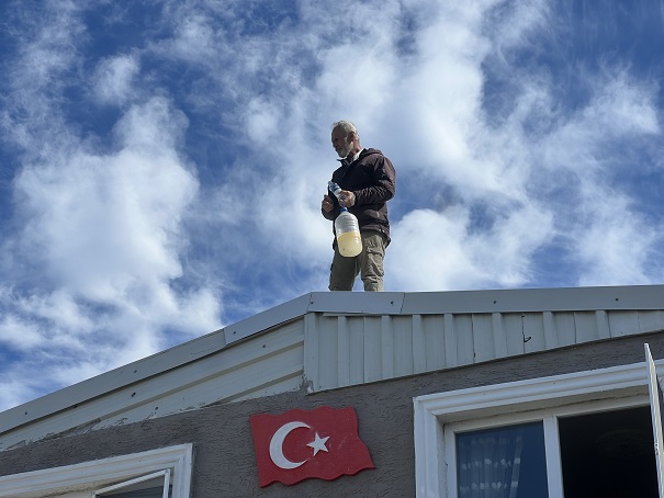 Mudanya'da yıkım krizi: Ev sahibi çatıya çıktı