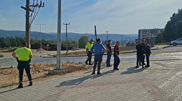 Yola dökülen asit mahalleyi kapattırdı