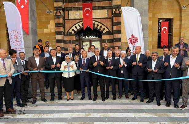 Gaziantep'te depremde hasar gören tarihi Tahtani Camii yeniden ibadete açıldı