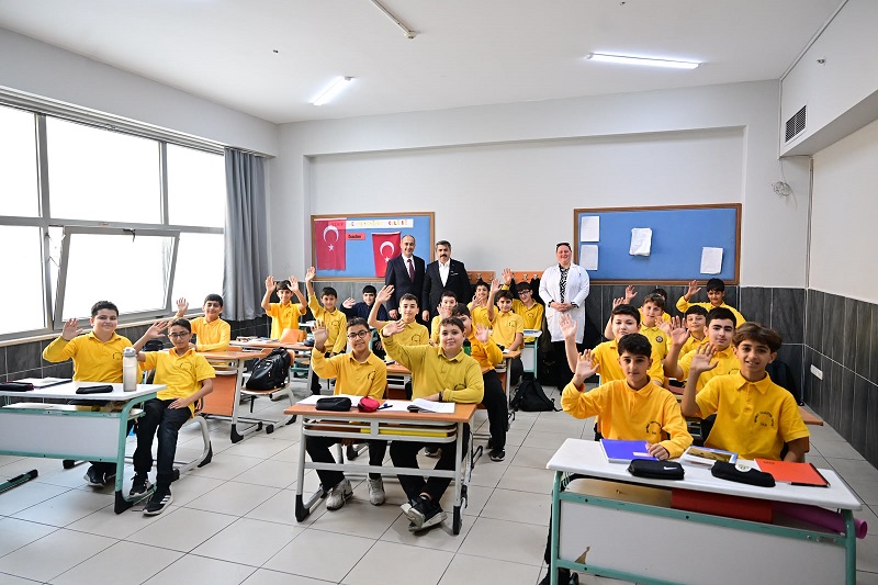 Yıldırım Belediye Başkanı Oktay Yılmaz, Mahmud Celaleddin Ökten İmam Hatip Ortaokulu’nu ziyaret etti. Okul Müdürü Mehmet Çalık ve öğretmenlerle görüşen Başkan Oktay Yılmaz, eğitim faaliyetleri hakkında bilgi aldı. Daha sonra sınıfları gezen Oktay Yılmaz, 