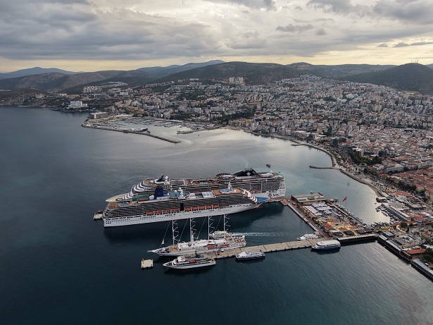 Kuşadası’na 4 kruvaziyerle 6 bin turist geldi