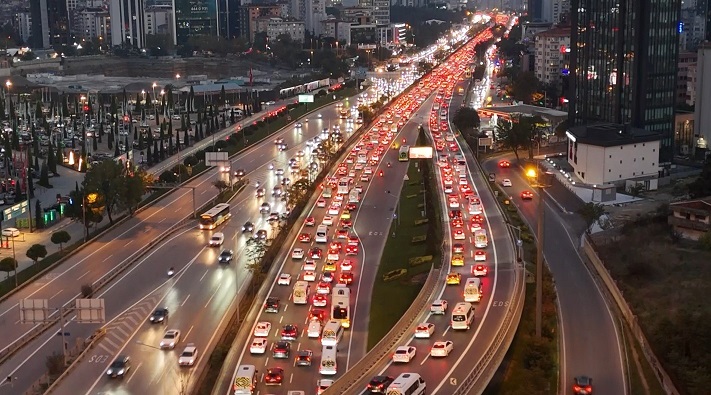 İstanbul'da trafik yoğunluğu yüzde 72 olarak ölçüldü