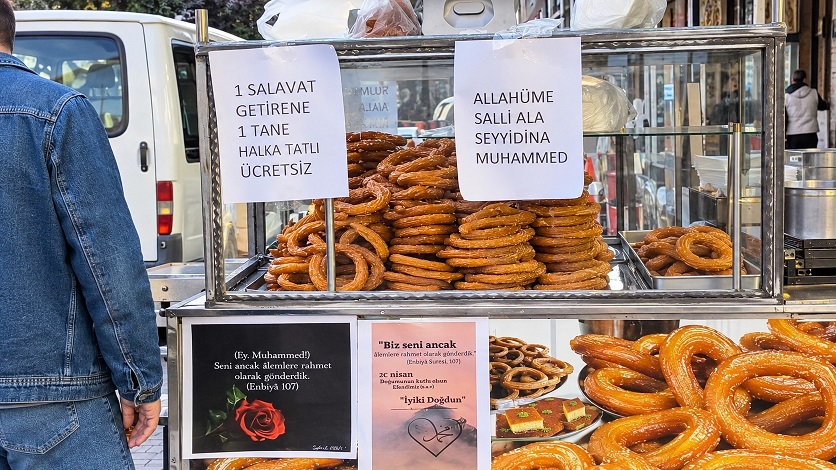 Hakkari'de salavat getirene ücretsiz halka tatlı